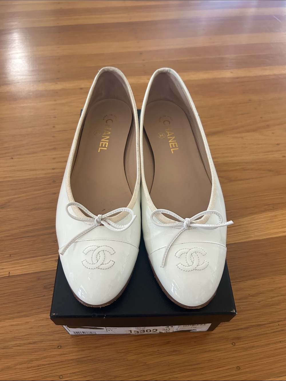 CHANEL White Patent Leather Ballet Flats with Bow and CC Stitching